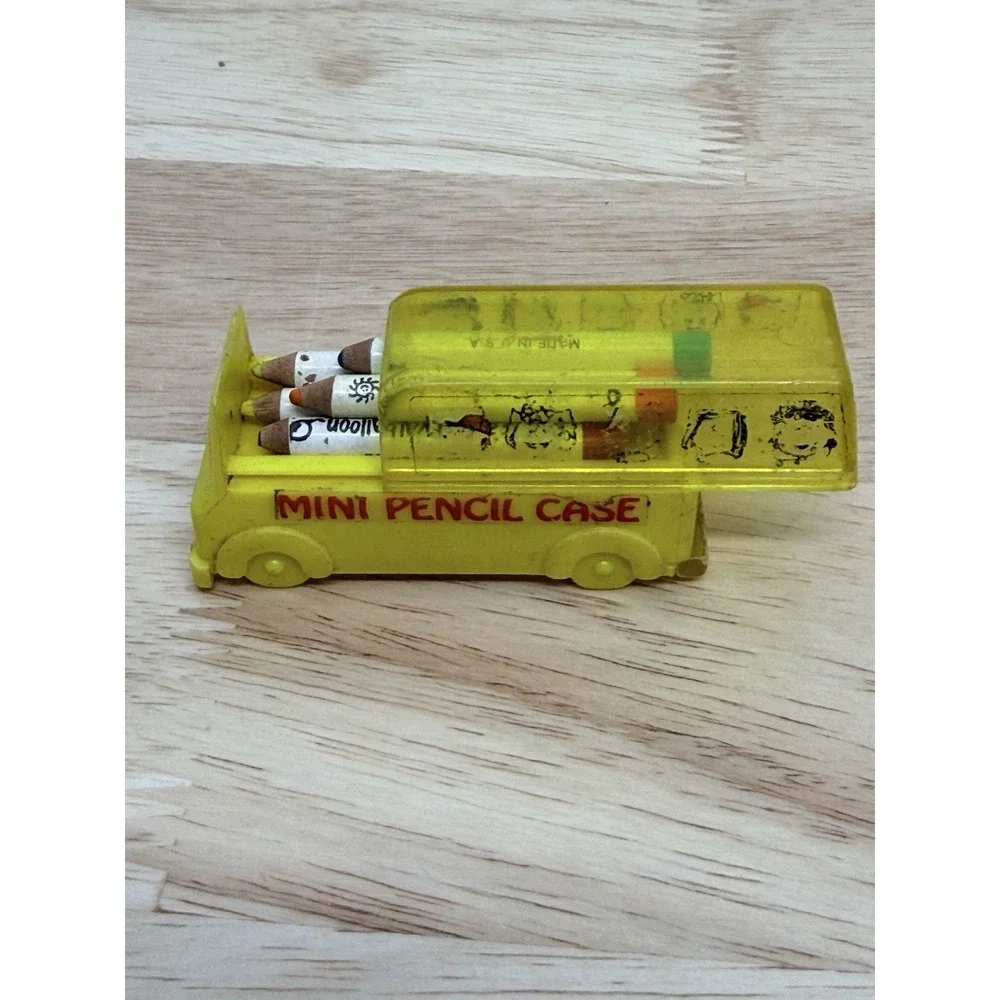 Vintage Peanuts School Bus Mini Pencil Case W/Sharpener and Original Pencils #AA